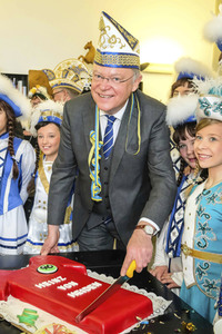 Stephan Weil erhält eine Rosenmontagstorte in Hannover