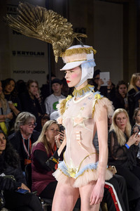 Pam Hogg Fashion Show auf der London Fashion Week AW18