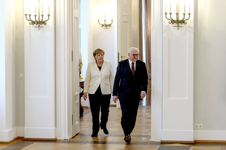 Angela Merkel erhält die Ernennungsurkunde zur Bundeskanzlerin in Berlin