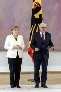 Angela Merkel erhält die Ernennungsurkunde zur Bundeskanzlerin in Berlin