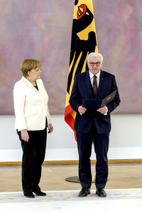 Angela Merkel erhält die Ernennungsurkunde zur Bundeskanzlerin in Berlin