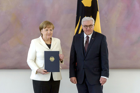 Angela Merkel erhält die Ernennungsurkunde zur Bundeskanzlerin in Berlin