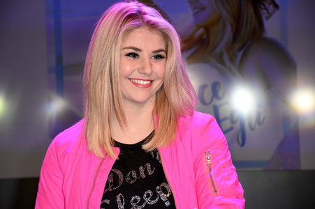Autogrammstunde mit Beatrice Egli in München