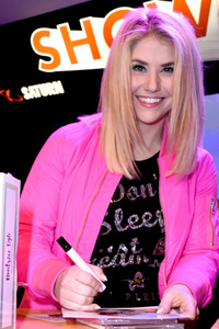Autogrammstunde mit Beatrice Egli in München