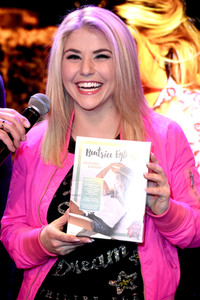 Autogrammstunde mit Beatrice Egli in München