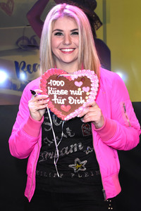 Autogrammstunde mit Beatrice Egli in München