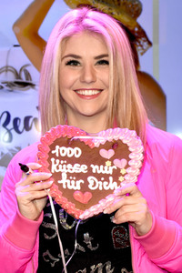 Autogrammstunde mit Beatrice Egli in München