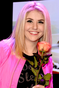 Autogrammstunde mit Beatrice Egli in München