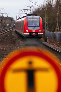 Symbolfoto Personen im Gleis