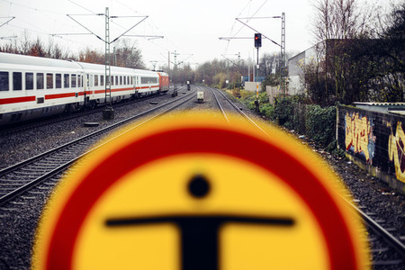 Symbolfoto Personen im Gleis
