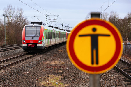 Symbolfoto Personen im Gleis