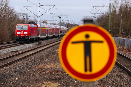 Symbolfoto Personen im Gleis