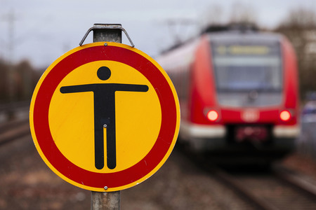 Symbolfoto Personen im Gleis