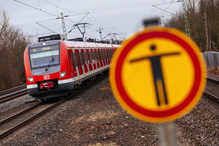 Symbolfoto Personen im Gleis