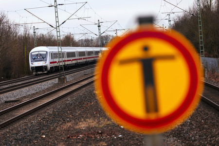 Symbolfoto Personen im Gleis