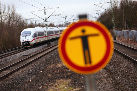 Symbolfoto Personen im Gleis