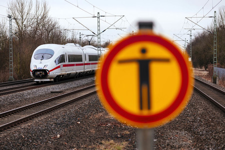 Symbolfoto Personen im Gleis