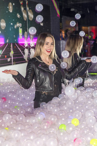 Let's Glow - 90er Jahre Neon Pop-Up Party in Berlin