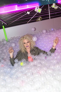Let's Glow - 90er Jahre Neon Pop-Up Party in Berlin