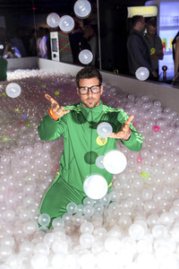 Let's Glow - 90er Jahre Neon Pop-Up Party in Berlin