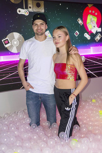 Let's Glow - 90er Jahre Neon Pop-Up Party in Berlin