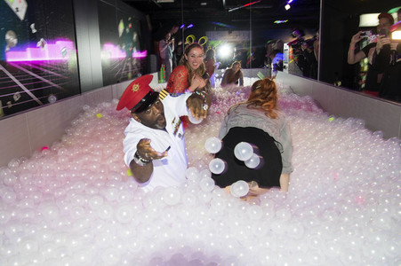 Let's Glow - 90er Jahre Neon Pop-Up Party in Berlin