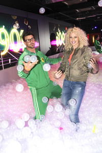 Let's Glow - 90er Jahre Neon Pop-Up Party in Berlin