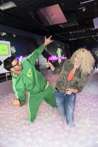 Let's Glow - 90er Jahre Neon Pop-Up Party in Berlin