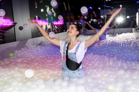 Let's Glow - 90er Jahre Neon Pop-Up Party in Berlin