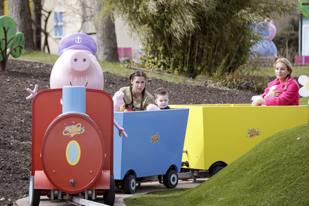 Fototermin mit Caroline Beil und Sarah Lombardi mit Kindern im Heide Park Soltau