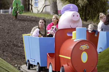 Fototermin mit Caroline Beil und Sarah Lombardi mit Kindern im Heide Park Soltau