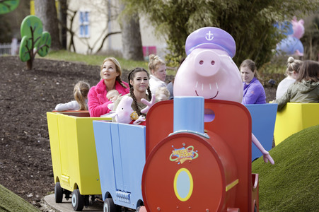Fototermin mit Caroline Beil und Sarah Lombardi mit Kindern im Heide Park Soltau