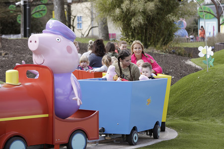 Fototermin mit Caroline Beil und Sarah Lombardi mit Kindern im Heide Park Soltau