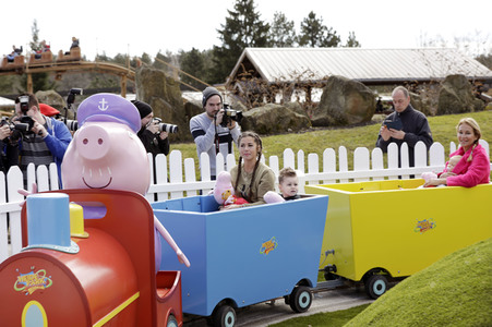 Fototermin mit Caroline Beil und Sarah Lombardi mit Kindern im Heide Park Soltau