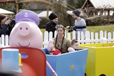 Fototermin mit Caroline Beil und Sarah Lombardi mit Kindern im Heide Park Soltau