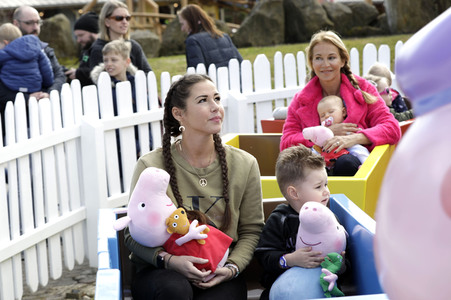 Fototermin mit Caroline Beil und Sarah Lombardi mit Kindern im Heide Park Soltau