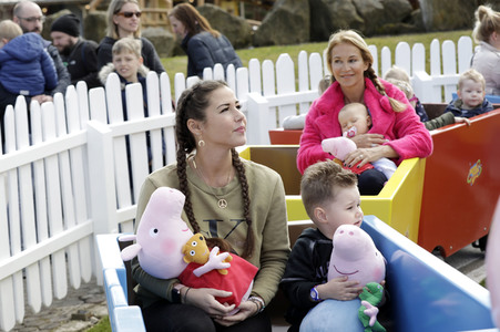 Fototermin mit Caroline Beil und Sarah Lombardi mit Kindern im Heide Park Soltau