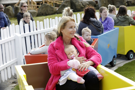 Fototermin mit Caroline Beil und Sarah Lombardi mit Kindern im Heide Park Soltau