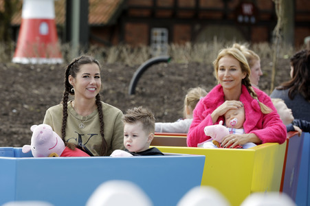 Fototermin mit Caroline Beil und Sarah Lombardi mit Kindern im Heide Park Soltau