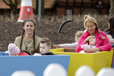 Fototermin mit Caroline Beil und Sarah Lombardi mit Kindern im Heide Park Soltau