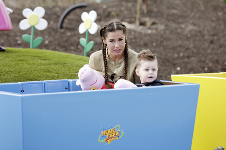 Fototermin mit Caroline Beil und Sarah Lombardi mit Kindern im Heide Park Soltau