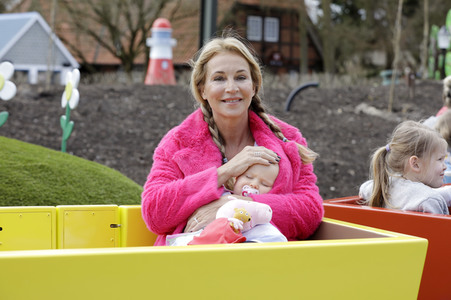 Fototermin mit Caroline Beil und Sarah Lombardi mit Kindern im Heide Park Soltau