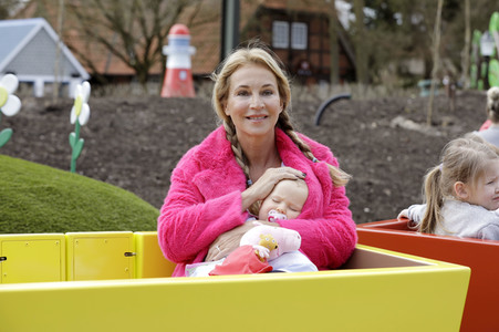 Fototermin mit Caroline Beil und Sarah Lombardi mit Kindern im Heide Park Soltau