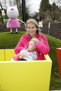 Fototermin mit Caroline Beil und Sarah Lombardi mit Kindern im Heide Park Soltau