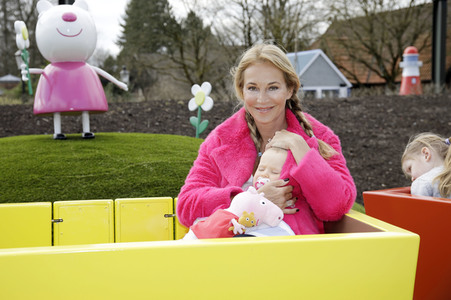 Fototermin mit Caroline Beil und Sarah Lombardi mit Kindern im Heide Park Soltau