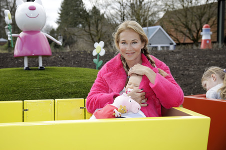 Fototermin mit Caroline Beil und Sarah Lombardi mit Kindern im Heide Park Soltau