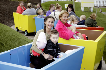 Fototermin mit Caroline Beil und Sarah Lombardi mit Kindern im Heide Park Soltau