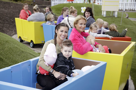 Fototermin mit Caroline Beil und Sarah Lombardi mit Kindern im Heide Park Soltau