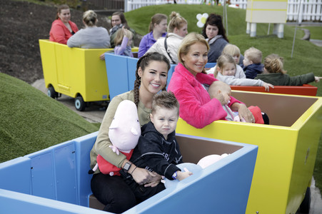 Fototermin mit Caroline Beil und Sarah Lombardi mit Kindern im Heide Park Soltau