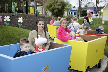 Fototermin mit Caroline Beil und Sarah Lombardi mit Kindern im Heide Park Soltau